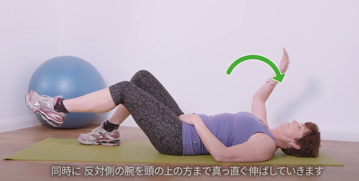 ヨガマットの上に横たわっている人