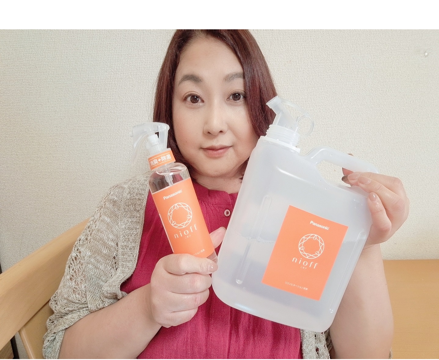 液体のボトルを持つ女性