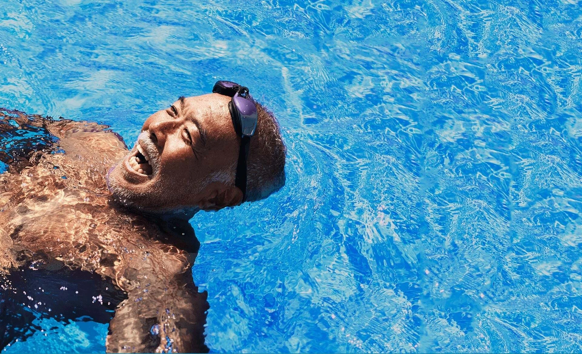 プールにいる人