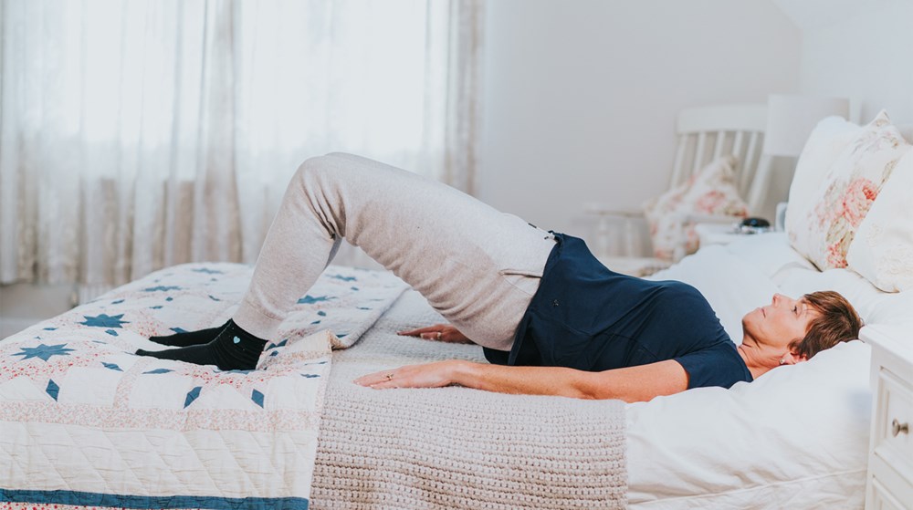 ベッドで運動している女性